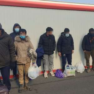 13 cetăţeni din Afganistan, depistați ascunşi în automarfare la frontiera cu Ungaria