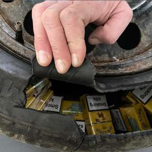 Țigarete de contrabandă ascunse în roata de rezervă a unui autoturism, descoperite în PTF Halmeu