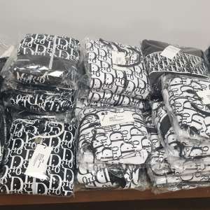 Bunuri susceptibile a fi contrafăcute în valoare de peste 81.900 lei, confiscate la P.T.F. Vama Veche