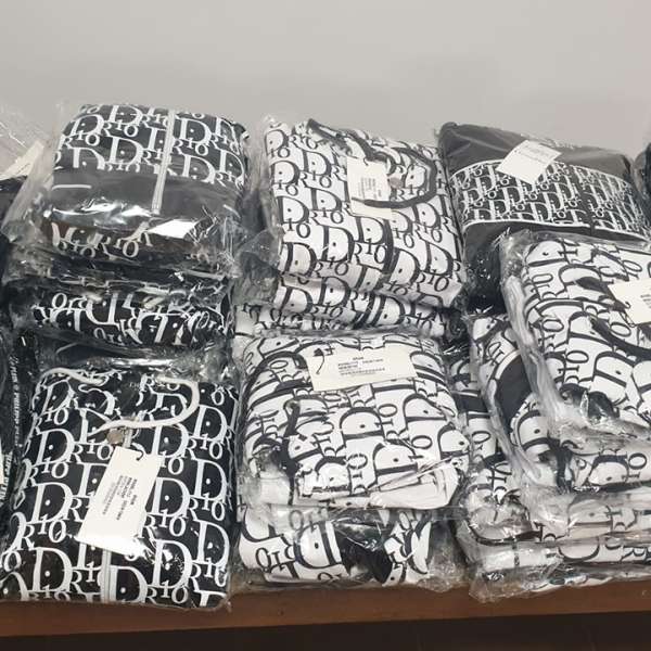 Bunuri susceptibile a fi contrafăcute în valoare de peste 81.900 lei, confiscate la P.T.F. Vama Veche
