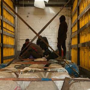 Douăzeci şi doi de cetăţeni străin depistaţi ascunşi în automarfare la Nădlac II