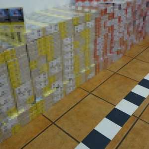 Peste 4.700 pachete cu țigări, ascunse în cutii din carton într-un autocamion, descoperite la P.T.F. Calafat