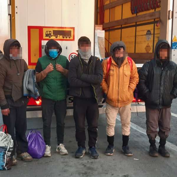 Zece cetăţeni străini depistaţi ascunşi în automarfare, la P.T.F. Nădlac II și Borș II