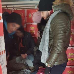 Cinci cetăţeni străini depistaţi ascunşi într-un automarfar, la P.T.F. Nădlac