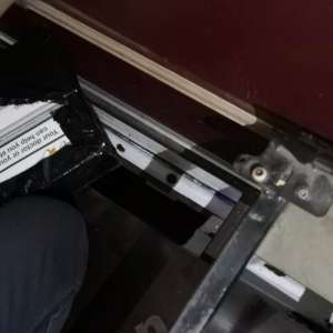 Microbuz blindat cu ţigarete de contrabandă descoperit la Stânca