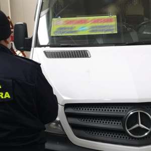 Microbuz blindat cu ţigarete de contrabandă descoperit la Stânca