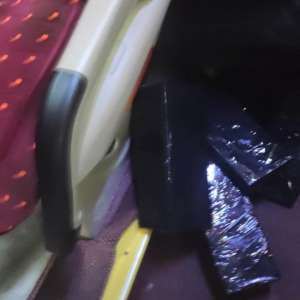 Microbuz blindat cu ţigarete de contrabandă descoperit la Stânca