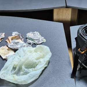 Valută şi ţigări peste plafonul legal admis de lege, nedeclarată, confiscată la frontieră