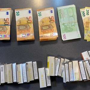 Valută şi ţigări peste plafonul legal admis de lege, nedeclarată, confiscată la frontieră