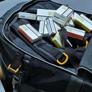 Valută şi ţigări peste plafonul legal admis de lege, nedeclarată, confiscată la frontieră