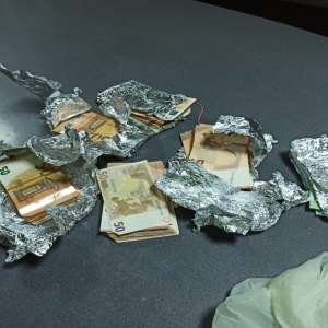 Valută şi ţigări peste plafonul legal admis de lege, nedeclarată, confiscată la frontieră