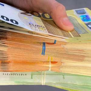 Valută şi ţigări peste plafonul legal admis de lege, nedeclarată, confiscată la frontieră