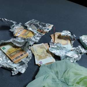 Valută şi ţigări peste plafonul legal admis de lege, nedeclarată, confiscată la frontieră