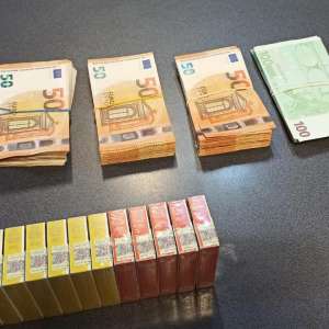 Valută şi ţigări peste plafonul legal admis de lege, nedeclarată, confiscată la frontieră