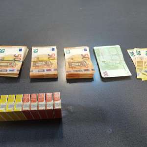 Valută şi ţigări peste plafonul legal admis de lege, nedeclarată, confiscată la frontieră