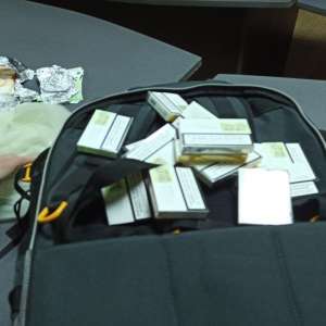 Valută şi ţigări peste plafonul legal admis de lege, nedeclarată, confiscată la frontieră