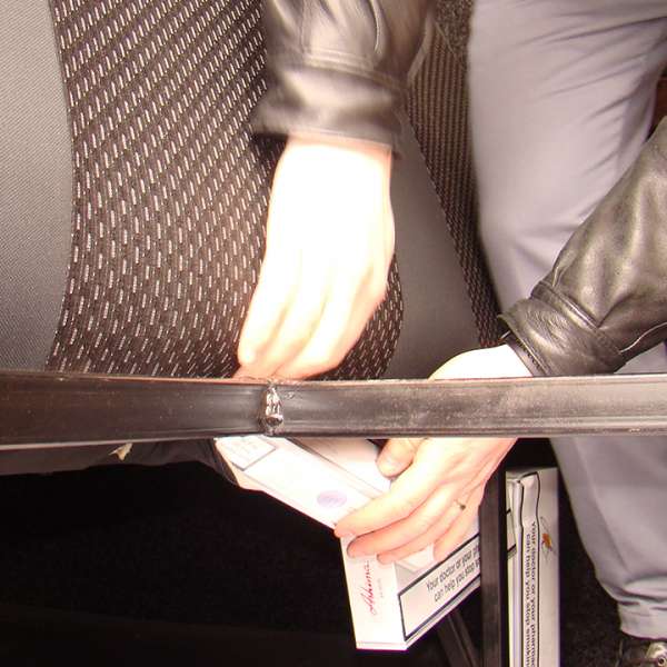 Ţigări ascunse în bancheta din spate a unui microbuz depistate în P.T.F. Siret