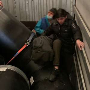 14 cetăţeni din Afganistan și Pakistan depistați de poliţiştii de frontieră arădeni ascunși în trei automarfare