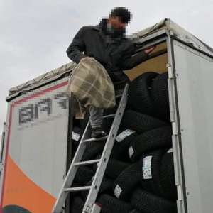 14 cetăţeni din Afganistan și Pakistan depistați de poliţiştii de frontieră arădeni ascunși în trei automarfare