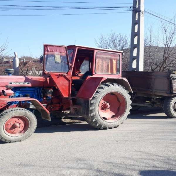 Brăilean cu permis de conducere necorespunzător, depistat conducând un tractor cu remorcă neînmatriculată