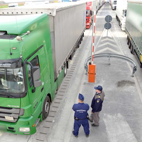 Traficul automarfarelor la granița cu Ungaria va fi reluat