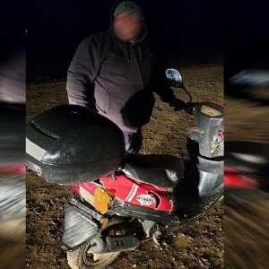 Moped condus de un ieşean fără permis