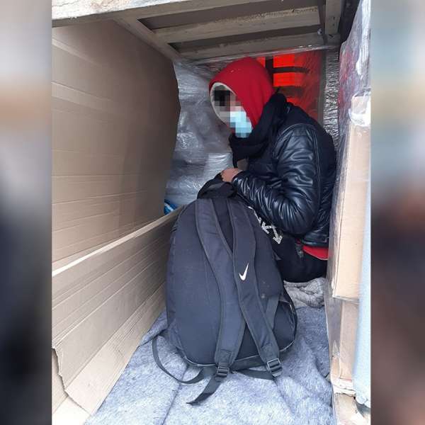 Ascunși într-un automarfar, cinci cetățeni străini au încercat să treacă ilegal frontiera