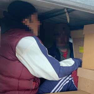 46 de cetăţeni din Afganistan și Iran, ascunşi în nouă automarfare,  depistaţi la Nădlac