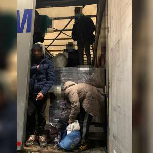 46 de cetăţeni din Afganistan și Iran, ascunşi în nouă automarfare,  depistaţi la Nădlac