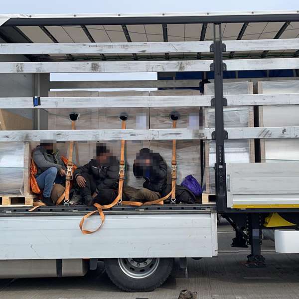 46 de cetăţeni din Afganistan și Iran, ascunşi în nouă automarfare, depistaţi la Nădlac