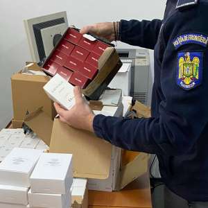 Parfumuri și articole vestimentare  contrafăcute, de peste 22.000 euro, ridicate în vederea cercetărilor