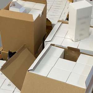 Parfumuri și articole vestimentare  contrafăcute, de peste 22.000 euro, ridicate în vederea cercetărilor