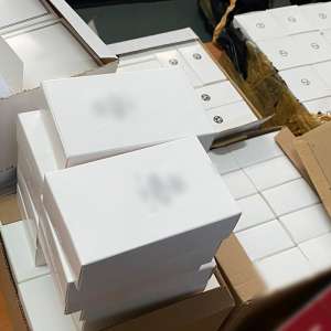 Parfumuri și articole vestimentare  contrafăcute, de peste 22.000 euro, ridicate în vederea cercetărilor