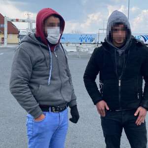 Şapte cetăţeni din Afganistan și Siria, ascunşi în două automarfare, depistaţi la Nădlac II și Vărșand