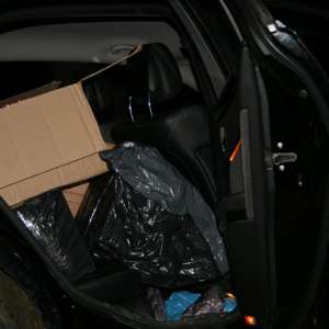 Țigarete de contrabandă, telefoane și materiale pirotehnice confiscate de polițiștii de frontieră