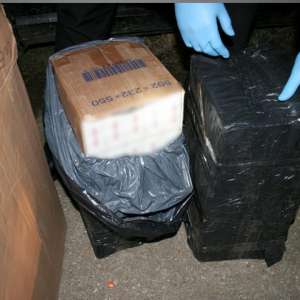 Țigarete de contrabandă, telefoane și materiale pirotehnice confiscate de polițiștii de frontieră