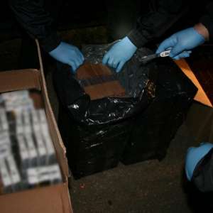 Țigarete de contrabandă, telefoane și materiale pirotehnice confiscate de polițiștii de frontieră