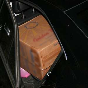 Țigarete de contrabandă, telefoane și materiale pirotehnice confiscate de polițiștii de frontieră