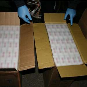 Țigarete de contrabandă, telefoane și materiale pirotehnice confiscate de polițiștii de frontieră