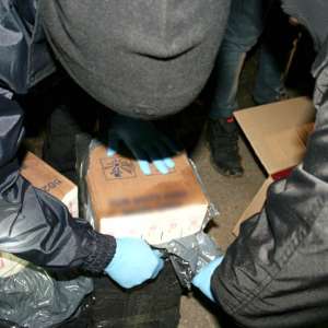 Țigarete de contrabandă, telefoane și materiale pirotehnice confiscate de polițiștii de frontieră