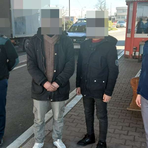 Doi cetățeni sirieni, ascunși în semiremorca unui ansamblu rutier, au încercat să intre ilegal în România
