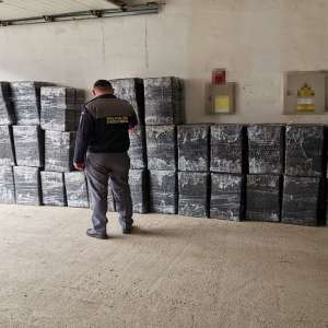 Doi maramureşeni cercetaţi pentru contrabandă şi peste 40.000 de pachete cu țigări confiscate la frontiera de nord