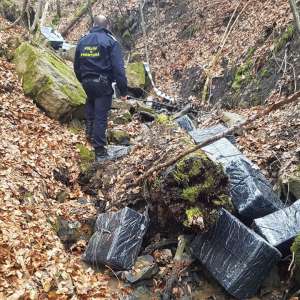 Peste 22.000 de pachete cu țigări confiscate și doi sătmăreni cercetați pentru contrabandă