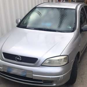 Tânără la volanul unui autoturism, pentru care a prezentat un document fals