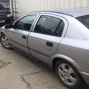 Tânără la volanul unui autoturism, pentru care a prezentat un document fals