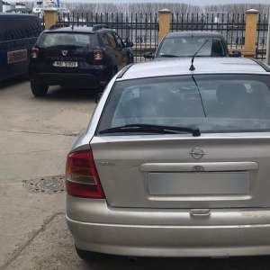 Tânără la volanul unui autoturism, pentru care a prezentat un document fals