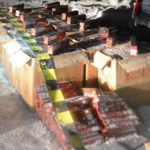 Focuri de armă, urmăriri în trafic şi aproximativ 8.000 de pachete cu țigări de contrabandă, depistate în județul Suceava