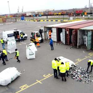 Containere încărcate cu deșeuri, depistate în Portul Constanţa Sud Agigea