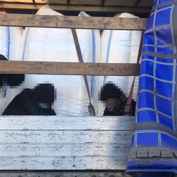 Opt cetăţeni străini depistaţi ascunşi în două automarfare, la P.T.F. Nădlac I și Nadlac II
