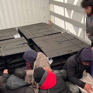 Ascunși în automarfare cu intenția de a trece ilegal în Ungaria